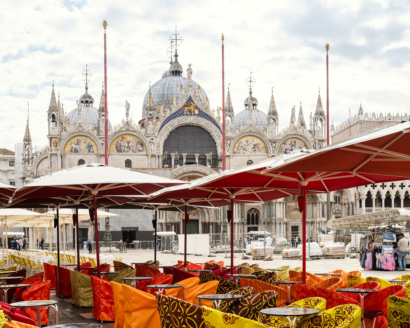 Piazza San Marco tables in Venice and gaggio umbrellas